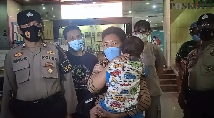 Sang tante Flora saat menjemput bocah yang 4 hari terkurung bersama jasad neneknya di dalam rumah di Puskesmas Kecamatan Kelapa Gading. (yono)