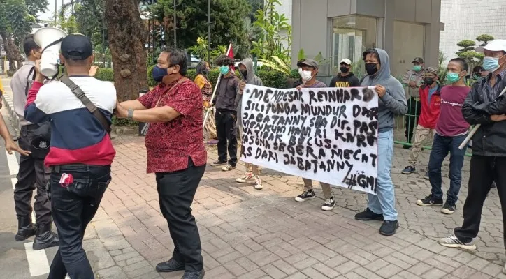 Aksi demo Didepan kantor Kemenkumham yang berlangsung ricuh. (ist)