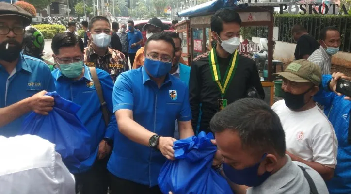 Ketua Umum KNPI, Raden Andreas Nandiwardhana saat berikan paket sembako kepada warga. (rizal)