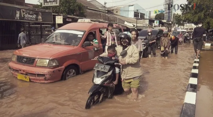 Kondisi Jalan Raya Pondok Gede, Bekasi yang Tergenang Air. (Foto/cr02)