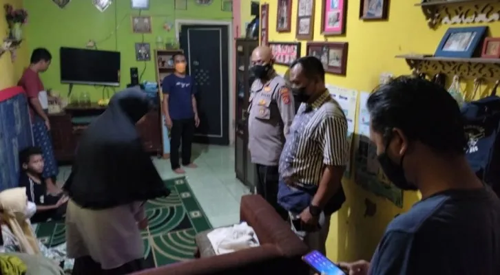 Panitreskrim Polsek Serang Kota, Iptu Hasan saat bertakziah di rumah pria yang nekat gantung diri gegara hubungan dengan istrinya sudah tak semesra dulu. (foto: ist)