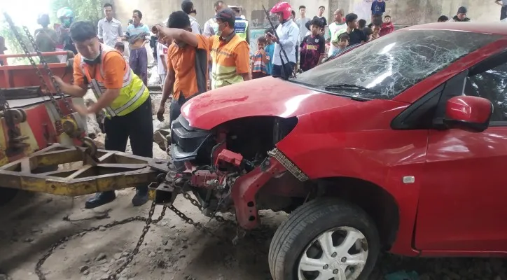 Sebuah mobil minibus jenis Honda Brio ringsek setelah terjatuh dari ketinggian 15 meter tol Tangerang-Merak. (luthfi)