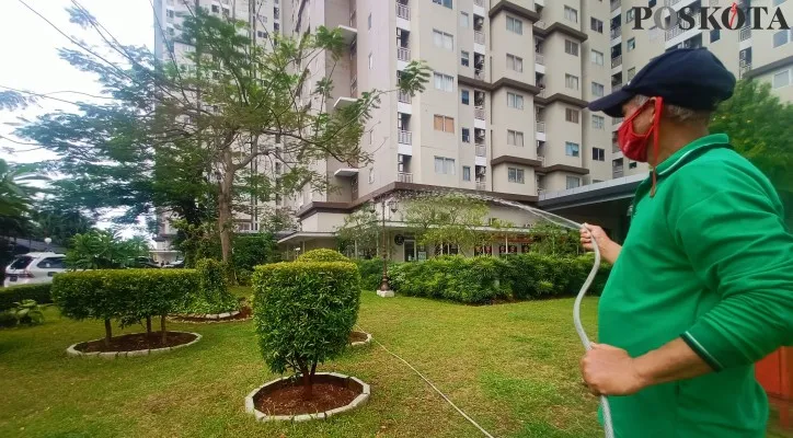 Pekerja memanfaatkan air bersih perpipaan di Apartemen Pakubuwono Terrace. (foto: poskota/fernando toga)