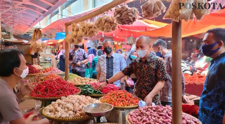 Kepala Bidang Perdagangan Disperindag Lebak Dedi Setiawan melakukan monitoring di pasar Rangkasbitung. (Foto/Yusuf)