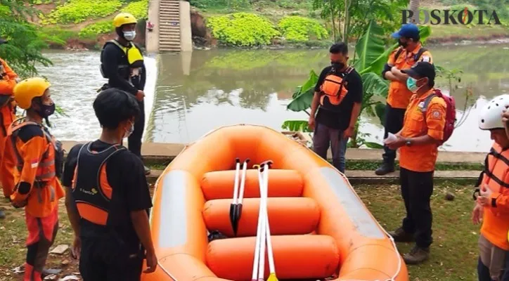 Tim SAR gabungan melakukan briefing terlebih dahulu sebelum menyisir Kanal Banjir Timur (KBT) di Kawasan Cipinang Besar, Jatinegara, Jakarta Timur, Sabtu (2/10/2021) (foto: cr02) 