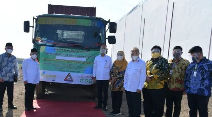 Wakil Presiden KH Ma'ruf Amin bersama beberapa menteri, Gubernur Jatim Khofifah Indar Parawansa dan Anggota Komisi VII DPR Ridwan Hisjam saat meninjau Kawasan Industri Halal (KIH) Sidoarjo Safe and Lock Halal Industrial Park Sidoarjo (HIPS), Kamis (30/9/2021). (foto: ist)