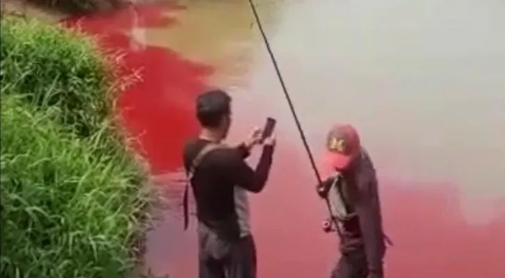 Aliran sungai Cisadane tercemar limbah industri pabrik. (foto: tangkapan layar video)