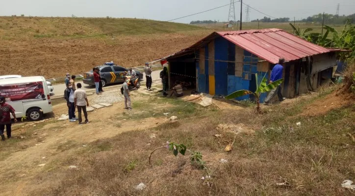 Lokasi tempat jasad korban Embon pemilik warung di desa Cicau, Kampung Kedung Gaur, Cikarang Pusat. Kamis (30/09/2021) lalu. (Ist)