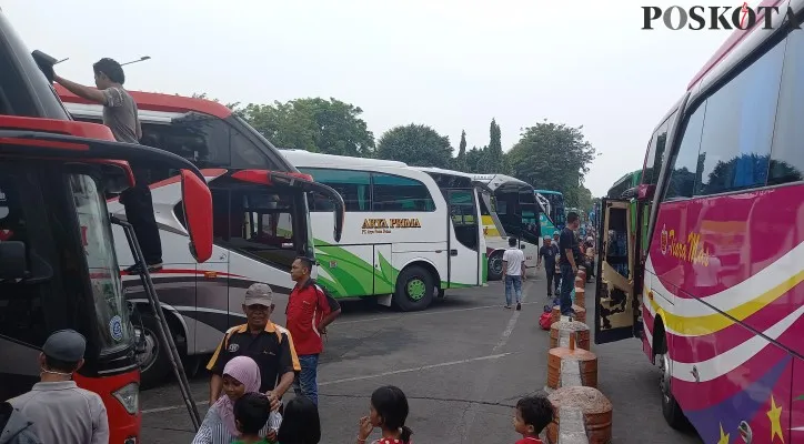 Suasana di Terminal bus Kalideres, Jakarta Barat. (foto: cr01)