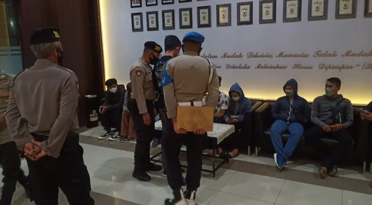 Pasangan bukan suami isteri hasil razia dari beberapa hotel saat diamankan di Mapolres Pandeglang. (Foto/Polres Pandeglang)