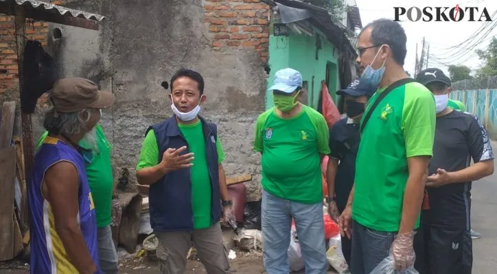 Anggota KOPI melakukan kerja bakti berhasil mengumpulkan beberapa karung sampah di Jalan Radar Auri Pasar Cisalak Kecamatan Cimanggis Kota Depok. (angga)