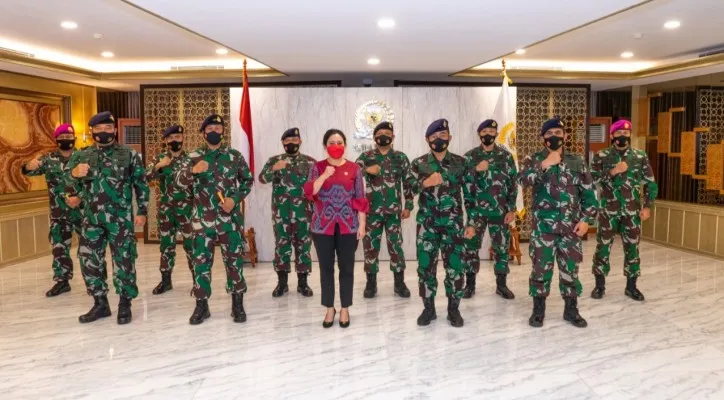 Ketua DPR RI, Puan Maharani bersama anggota TNI. (foto: ist)