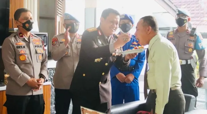 Kapolda Banten Irjen Pol Rudy Heriyanto saat memberikan suapan nasi tumpeng kepada Danrem. (foto: ist)