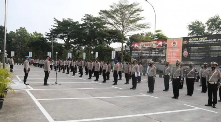 Personel Pihak Kepolisian Resort Tangerang Kota (Polresta) Tangerang sedang melakukan persiapan pengamanan Pilkades. (foto: veronica)