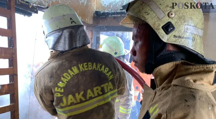 Petugas pemadam kebakaran melakukan pemadaman kebakaran rumah warga di Pancoran, Jaksel. (foto: poskota/novriadji wibowo)