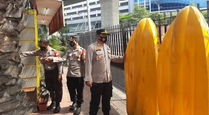 Kapolsek Kelapa Gading, AKP Rio saat memeriksa kesiapan bahaya banjir. (foto: ist)