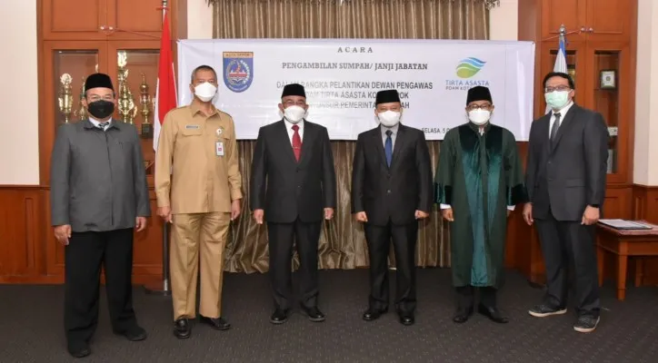 Sekretaris Daerah (Sekda) Pemerintah Kota Depok, H. Supian Suri diangkat Wali Kota Depok, Mohammad Idris sebagai Dewan Pengawas (Dewas) Perusahan Daerah Air Minum (PDAM) Tirta Asasta Kota Depok. (foto: ist)