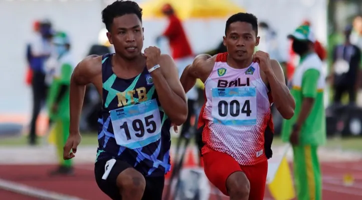 Pelari Nusa Tenggara Barat, Lalu Muhammad Zohri (kiri) berhasil meraih medali emas Atletik PON XX Papua nomor lari 100 meter putra. (Foto: PB PON XX Papua)