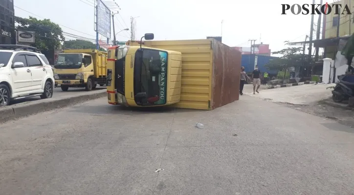 Truk bermuatan minyak terguling setelah menabrak pembatas jalan di Jalan Raya Serang, tepatnya dekat Pos Lantas Balaraja Barat, Desa Balaraja, Kecamatan Balaraja, Kabupaten Tangerang, Banten. (foto: veronica)