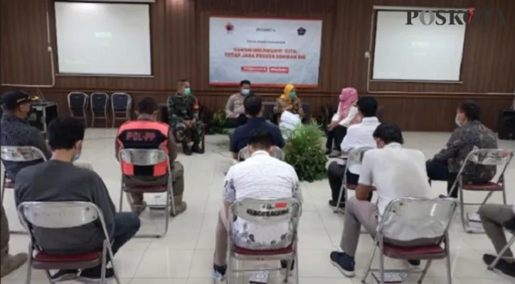 Lurah Kebon Kacang Nani Suryani, Sekretaris Kelurahan M. Belly, Bhabinkamtibmas Aiptu Suhartono, Babinsa Serma Syafaruddin, Ketua LMK Ade, Satpol PP Fadli, Karang Taruna Ikhwan Maulana, unsur PKK dan tokoh masyarakat bersama Wakil Pemimpin Umum Poskota, Hj.Irdawati berfoto bersama usai acara FGD. (toga)