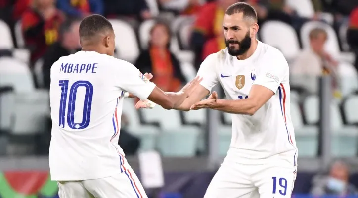 Dua striker andalan Timnas Prancis, Karim Benzema dan Kylian Mbappe melakukan selebrasi usai Prancis menang atas Belgia pada semifinal UEFA Nations League. (foto: twitter /equipedefrance)