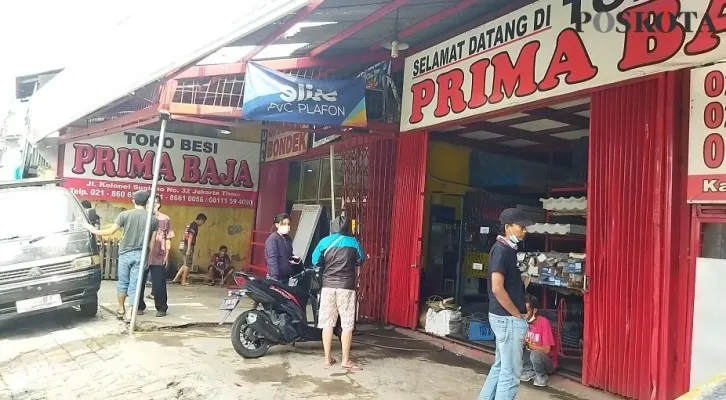 Lokasi kejadian tewasnya pengemudi mobil setelah mengalami oleh lalu menabrak toko besi di Jalan Kolonel Sugiono, Jakarta Timur, Jumat (8/10/2021). (cr02)