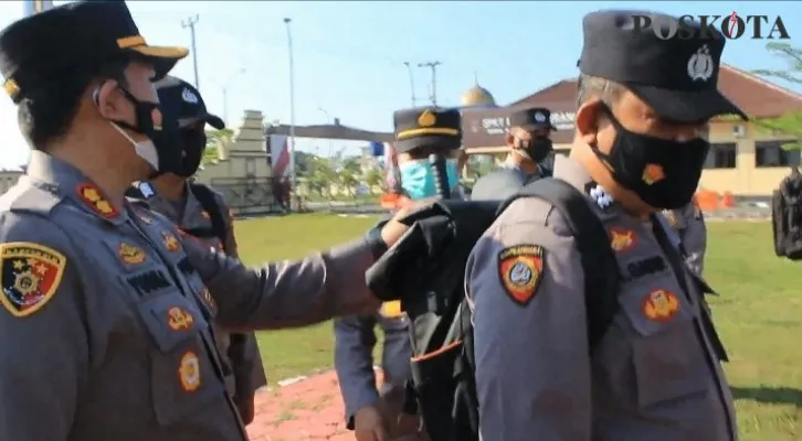 Kapolres Serang, AKBP Yudha Satria didampingi Kabag Ops AKP Joko Pituturno dan Kasatbinmas AKP Bhakti Yasa Saputri saat memeriksa perlengkapan anggota yang di-BKO untuk pengamanan Pilkades di Kabupaten Tangerang. (foto: haryono)