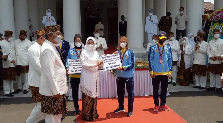 Bupati Serang Ratu Tatu Chasanah saat memberikan uang pembinaan kepada atlet peraih medali pada PON XX di Papua. (foto: ist)