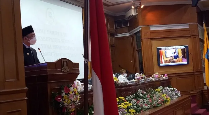 Wakil Gubernur Banten, Andika Hazrumy saat membacakan sambutan rapat paripurna HUT Kabupaten Serang ke 495 tahun di gedung DPRD Kabupaten Serang. (foto: ist)