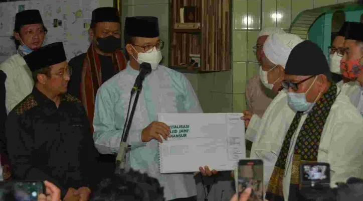 Gubernur Anies Baswedan saat mengunjungi Masjid Al Mansur di Tambora , Jakarta Barat bersama Ustad Yusuf Mansur. (ist)