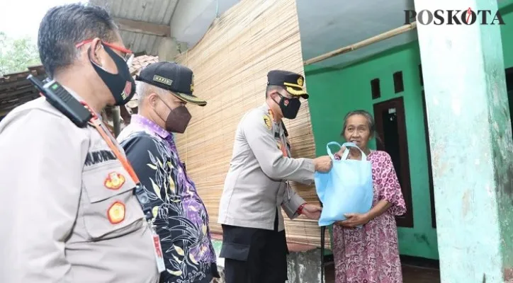 Kapolresta Tangerang, Kombes Pol Wahyu Sri Bintoro saat memberikan bantuan kepada Romlah. (Foto/Veronica)