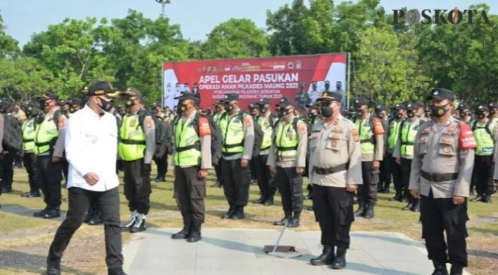 Bupati Tangerang Ahmed Zaki Iskandar saat melakukan pengecekan personel kepolisian yang akan mengamankan Pilkades serentak di Kabupaten Tangerang. (Foto/veronica)