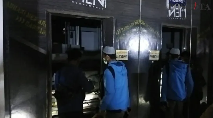 Proses evakuasi lima pengunjung yang terjebak dalam lift toko busana muslim di Jalan Pemuda, Kelurahan Rawamangun, Kecamatan Pulogadung, Jakarta Timur, Sabtu (9/10/2021) petang. (foto: poskota/cr02)