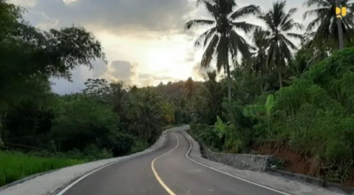 Jalan Girian-Likupang. (foto: ist)