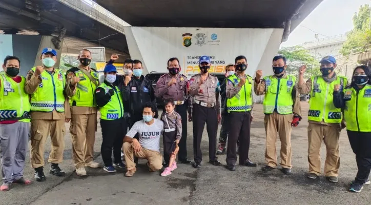 Komunitas Sapu Bersih (Saber) Paku usai menyisir ranjau paku di jalanan. (foto: ist)