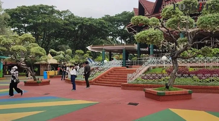 Tampak sejumlah warga tengah menikmati taman rekreasi di Dunia Fantasi, Taman Impian Jaya Ancol. (Foto/Yono)