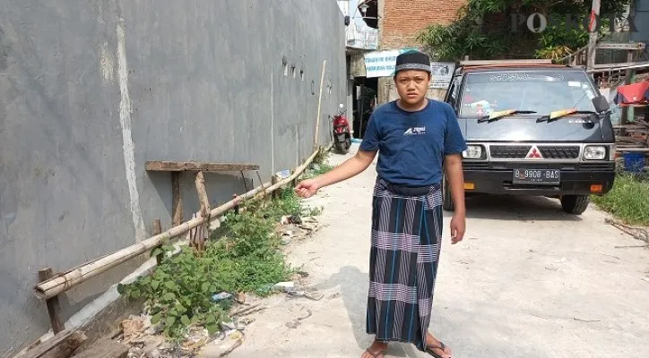 Teman korban pencurian sepeda gunung, Reza Aditya Ramadhan (15) saat sedang menunjukkan lokasi pencurian. (Foto/Cr01)