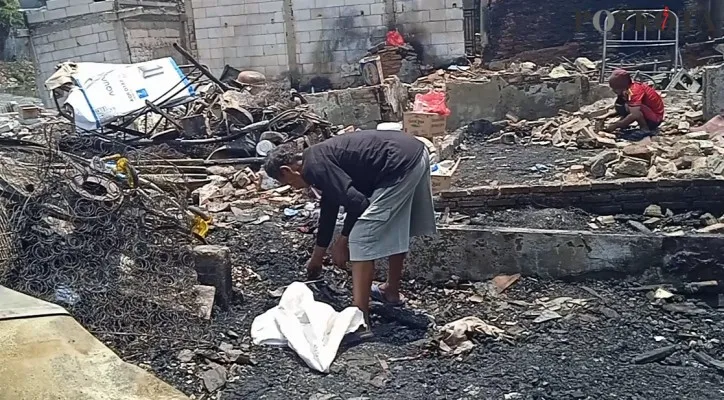 Korban kebakaran, di RW02, Kelurahan Kebon Bawang, Tanjung Priok, Jakarta Utara, saat mengais sisa-sisa di puing reruntuhan rumahnya yang sebagian besar telah menjadi abu. (yono)