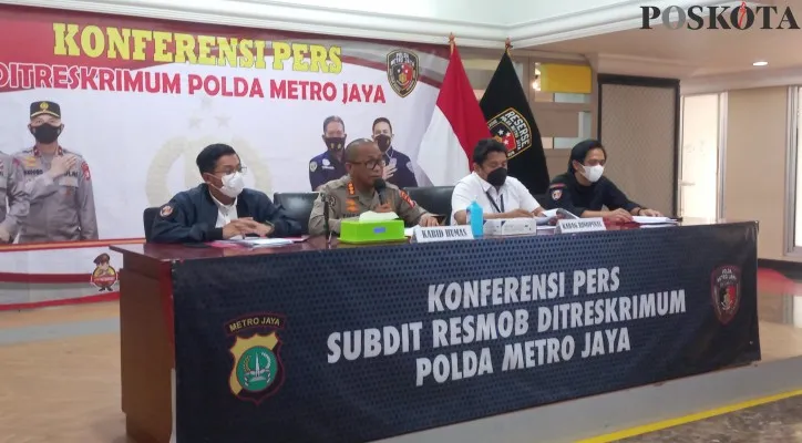 Polda Metro Jaya menggelar jumpa pers di Mapolda Metro Jaya, terkait penangkapan 11 begal tergabung dalam 3 komplotan berbeda di Bekasi dan Tangerang. (foto: poskota/novriadji wibowo)