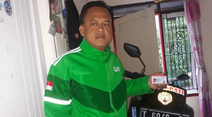 Sodikin (41), guru honorer di SDN Cibalongsari 01 Kecamatan Klari Kabupaten Karawang, Jawa Barat yang menyambi jadi tukang ojek online (Foto/Ist)