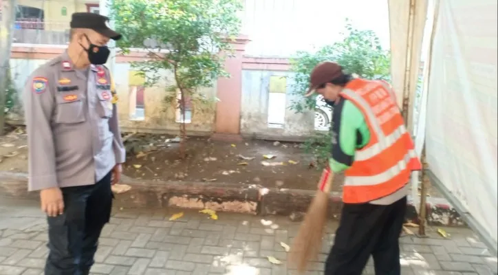 Tiga pilar Kebon Jeruk menggelar operasi tertib masker di kawasan Kebon Jeruk, Jakarta Barat, Senin (11/10). (Foto/Ist)