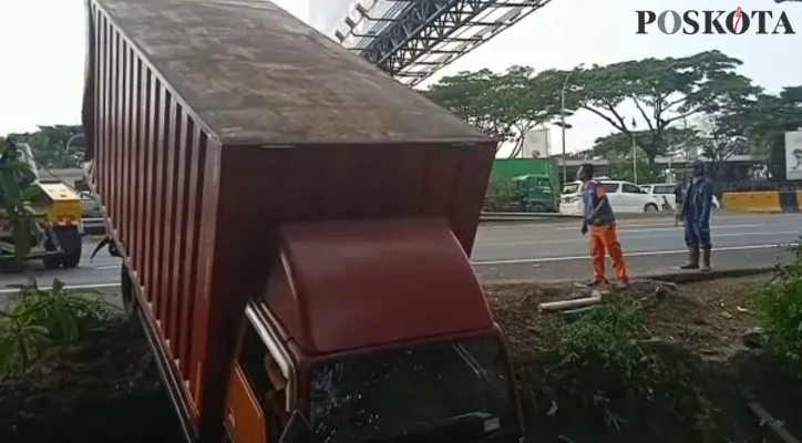 Evakuasi truk terguling setelah menabrak truk di Tol Jakarta-Merak. (Foto/Iqbal)