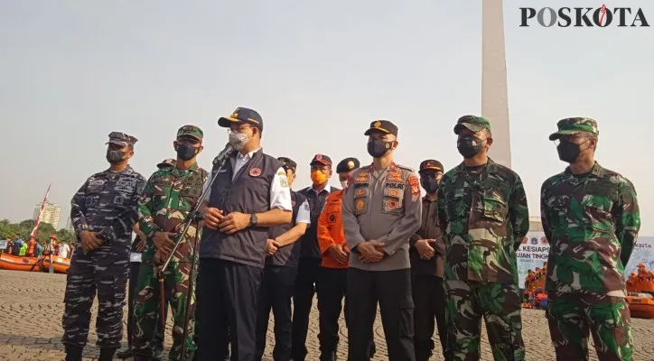 Gubernur DKI Jakarta Anies Baswedan , bersama Pangdam Jaya dan Kapolda saat menghadiri apel Kesiapsiagaan Bencana . (foto: deny)