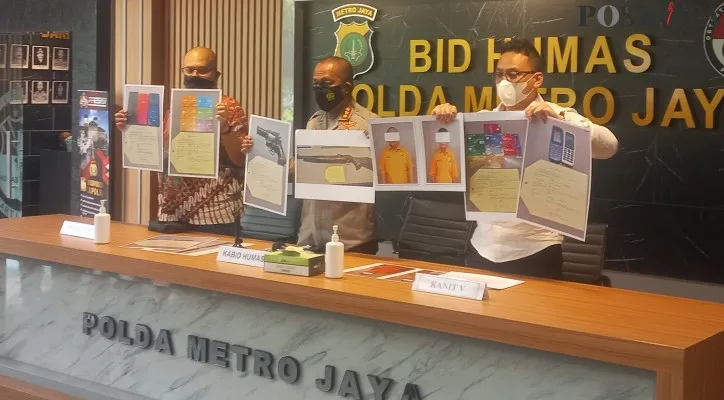 Polisi Menggelar Jumpa Pers Pembobolan Bank BTPN dan Aplikasj Jenius. (foto: poskota/ adji)