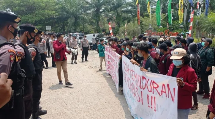 Puluhan mahasiswa Tangerang Saat demo tuntut kapolresta dicopot. (foto: rahmat haryono)