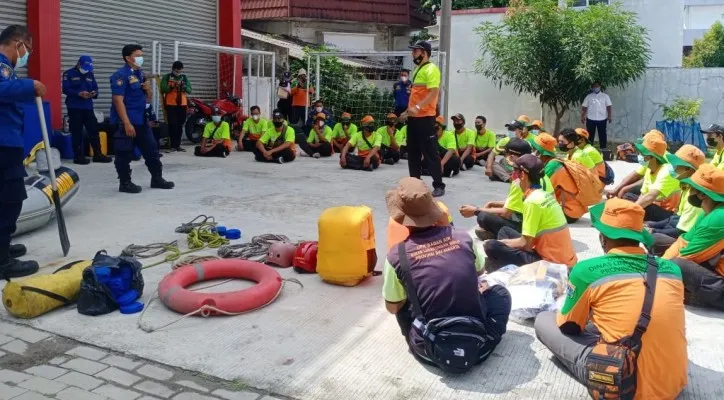 Ribuan personel bakal dikerahkan Dinas LH untuk menangani sampah banjir di Jakarta saat musim penghujan. (foto: ist)