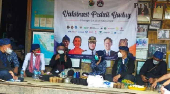 Menkes melakukan kunjungan ke wilayah suku adat Baduy, didampingi Bupati Lebak Iti Octavia Jayabaya. (foto: yusuf)