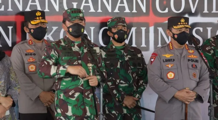 Panglima TNI Marsekal TNI Hadi Tjahjanto bersama Kapolri Jenderal Listyo Sigit Prabowo tinjau Serbuan Vaksinasi Covid-19 percepatan “Herd Immunity” di Kabupaten Banyuwangi, Jatim. (ist)