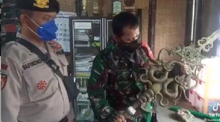 Belasan pusaka Kerajaan Majapahit ditemukan di Pantai Manganti, Kabupaten Kebumen. Salah satunyu berbentuk mata tombak besar 12 kg panjang sekitar 1 meter. (foto: tangkapan layar video)