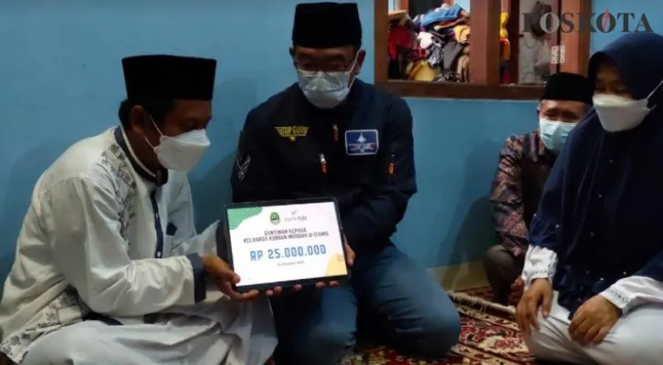 Gubernur Jawa Barat Ridwan Kamil menyerahkan santunan uang kepada keluarga korban tewas  Firmansyah, di Depok. (foto: angga) 